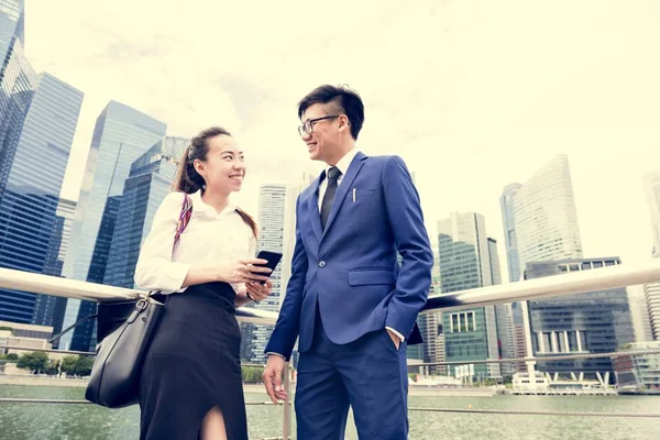 Empresários Asiáticos Uma Cidade — Fotografia de Stock