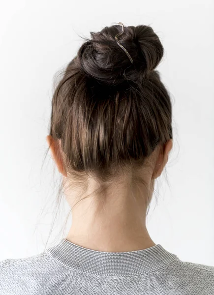 Mujer Haciendo Bollo Pelo —  Fotos de Stock