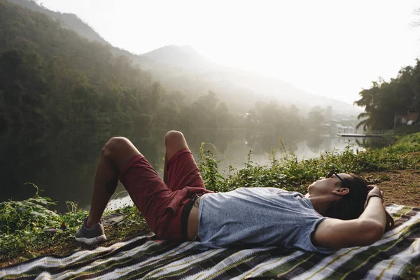 Hombre Blanco Disfrutando Naturaleza —  Fotos de Stock