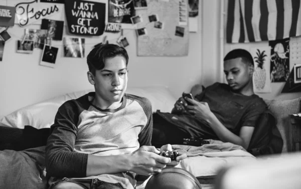 Tizenéves Fiúk Lógott Hálószobában Videó Játékot Játszik Egy Okostelefon Segítségével — Stock Fotó