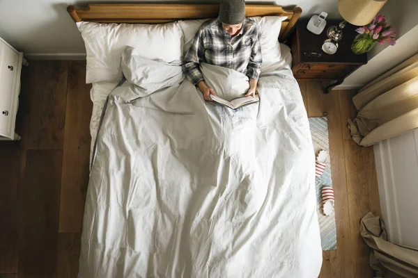 Patienten Läsning Sängen — Stockfoto