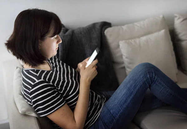 Mulher Segurando Celular Digitando Mensagem Texto Enquanto Relaxa Sofá — Fotografia de Stock
