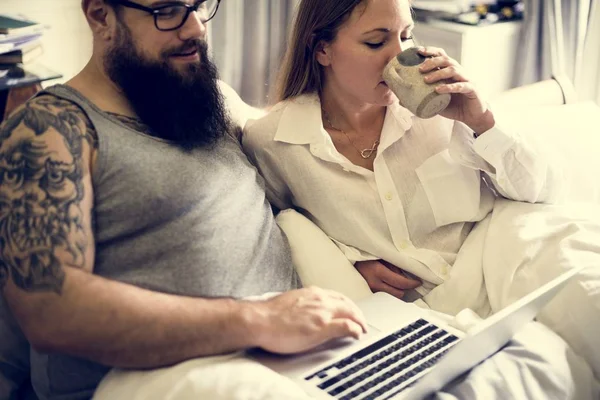 Een Vrolijke Paar Samen Tijd Doorbrengen Met Behulp Van Laptop — Stockfoto