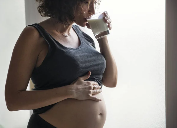 Беременная Женщина Пьет Молоко — стоковое фото