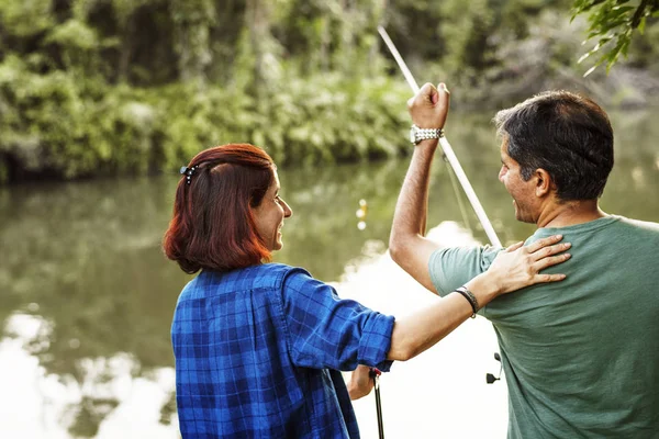 インドのカップルの森の湖で釣り — ストック写真