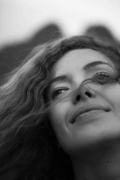 Retrato Uma Mulher Bonita Com Cabelo Encaracolado — Fotografia de Stock