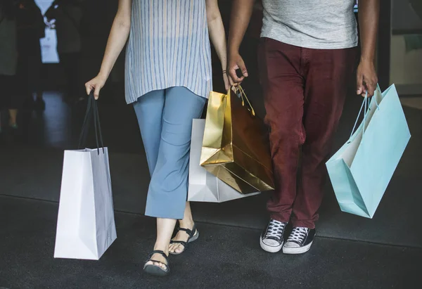 Couple Faisant Shopping Ensemble Dans Centre Commercial — Photo