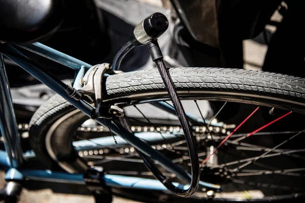 Cerradura Metal Una Rueda Bicicleta — Foto de Stock