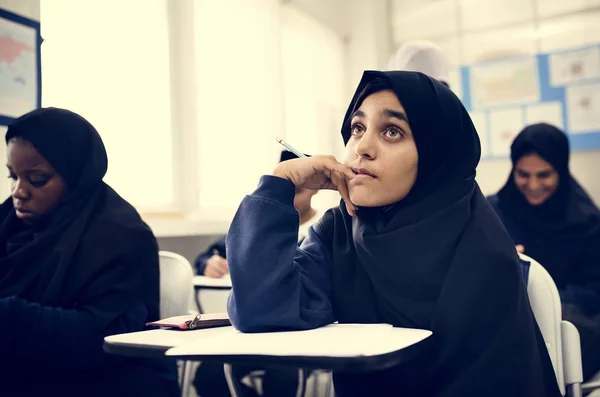 Olika Muslimska Barn Studerar Klassrum Flicka Tittar Upp — Stockfoto