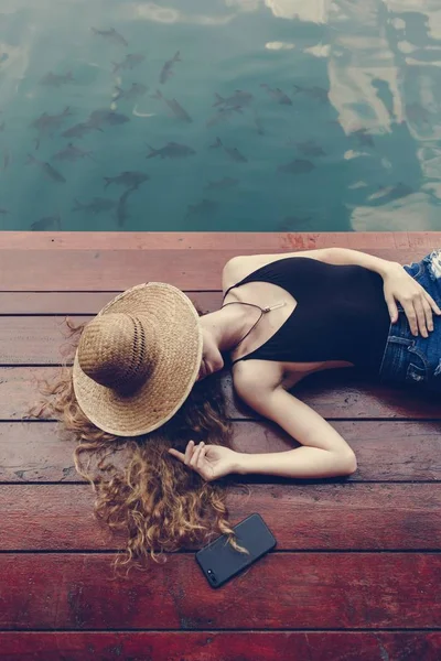 Mujer Relajándose Embarcadero Madera —  Fotos de Stock