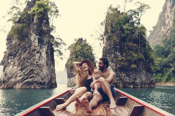 Couple Boating Quiet Lake — Stock Photo, Image