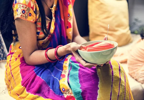 Indian Woman Gospodarstwa Miskę Jedzeniem — Zdjęcie stockowe