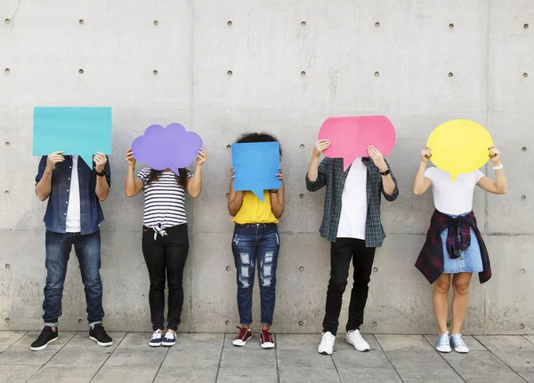 Grupo Adultos Jóvenes Aire Libre Sosteniendo Carteles Vacíos Burbujas Pensamiento —  Fotos de Stock