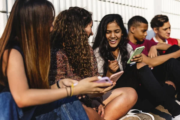 Grupo Jóvenes Amigos Adolescentes Relajándose Juntos Usando Concepto Redes Sociales —  Fotos de Stock