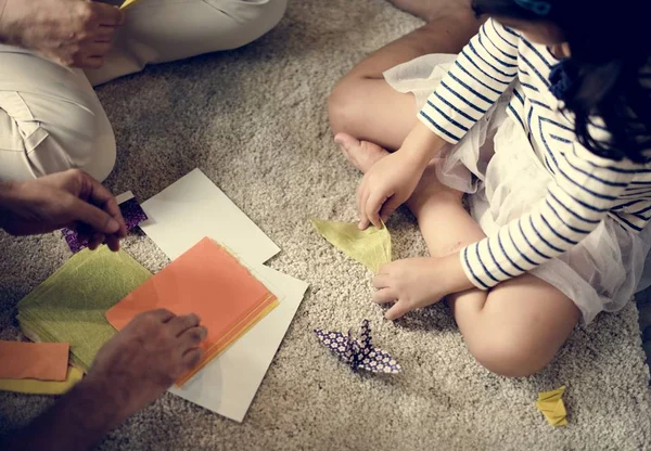 Rodiny Trávit Čas Spolu Dělat Origami — Stock fotografie