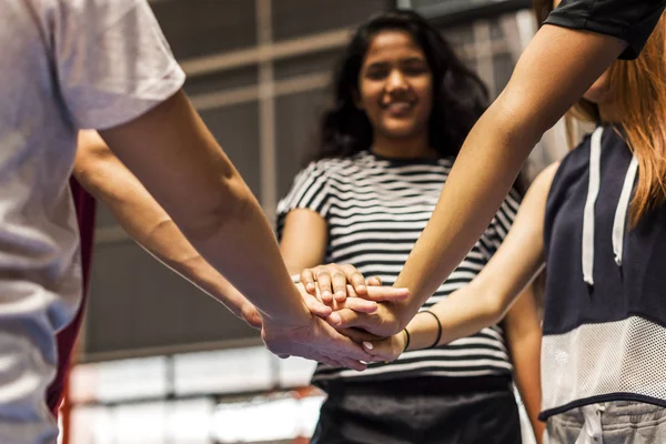 Gruppo Amici Adolescenti Campo Basket Lavoro Squadra Insieme Concetto — Foto Stock