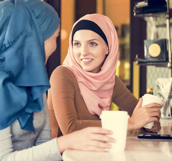 이슬람 Hijab를 커피와 테이블에 — 스톡 사진