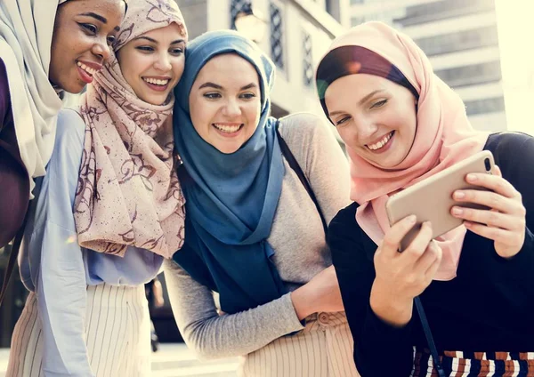 Группа Исламистских Женщин Смотрит Смартфон — стоковое фото