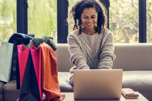 Wanita Yang Bekerja Pada Laptop — Stok Foto