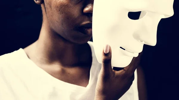 Afrikalı Kadın Holding Beyaz Maske — Stok fotoğraf