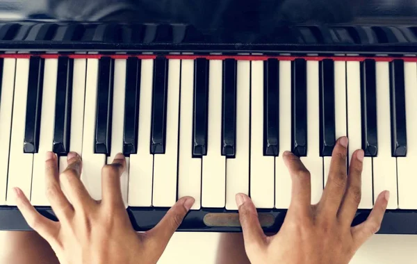 Mulher Tocando Piano — Fotografia de Stock