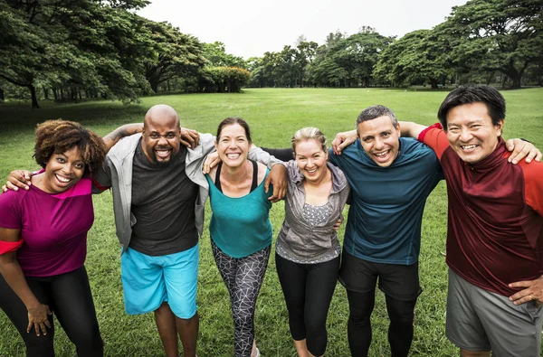 Grupo Amigos Diversos Alegres Esportivos Parque — Fotografia de Stock