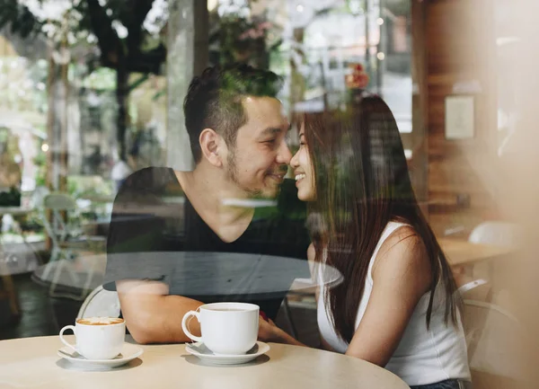 Schöne Asiatische Paar Mit Kaffee — Stockfoto