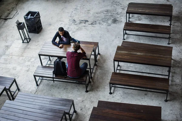 Adolescentes Sentados Juntos Uma Cantina Vazia — Fotografia de Stock