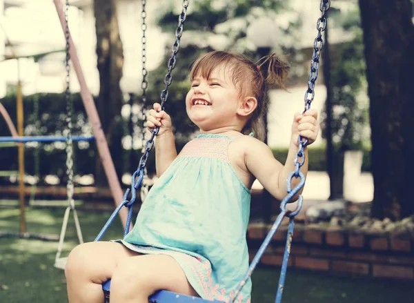 Kleines Mädchen Hat Spaß Beim Spielen Park — Stockfoto