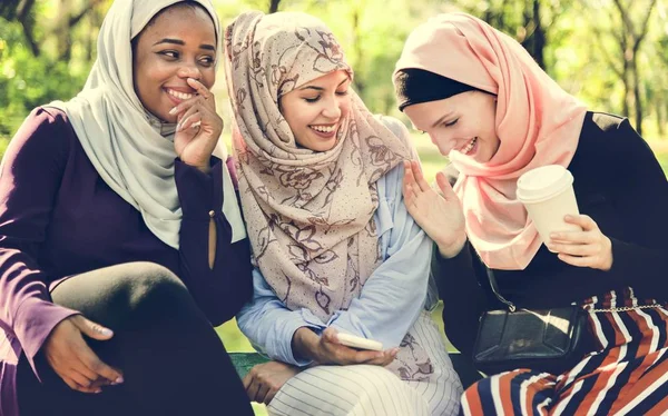 伊斯兰教的妇女朋友谈话和有乐趣 — 图库照片