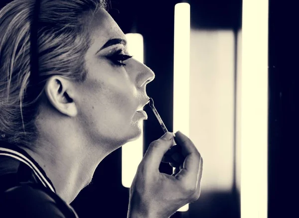 Retrato Drag Queen Ruso Aplicando Maquillaje —  Fotos de Stock