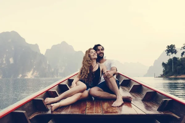 Couple Boating Quiet Lake — Stock Photo, Image