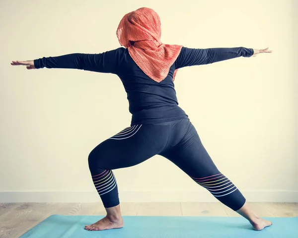Slam Kadın Odada Yoga Yaparken — Stok fotoğraf