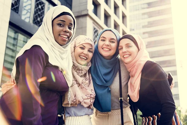 Grupo Amigos Islámicos Abrazando Sonriendo Juntos — Foto de Stock