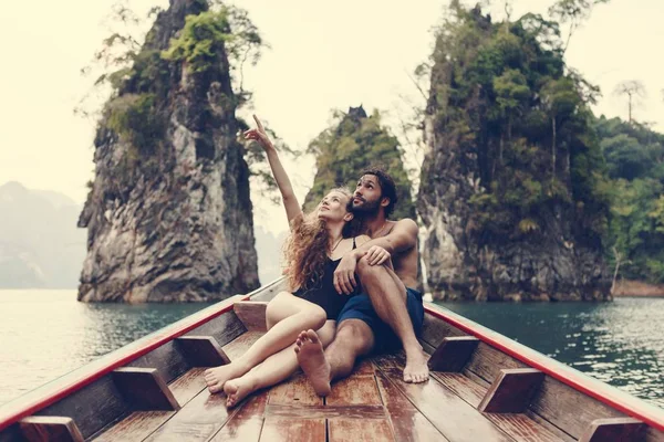 夫妇划船在一个安静的湖 — 图库照片