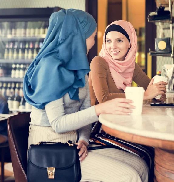 Hermosas Dos Mujeres Islámicas Vistiendo Hijab Sentadas Mesa Cafetería Con — Foto de Stock