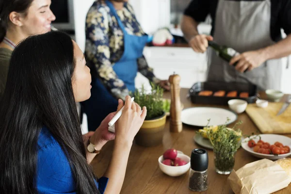 Diversas Pessoas Juntando Aula Culinária — Fotografia de Stock