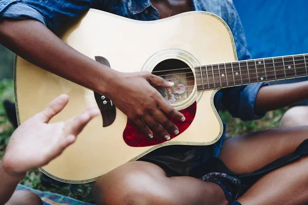 아프리카계 미국인 여자는 기타에 — 스톡 사진