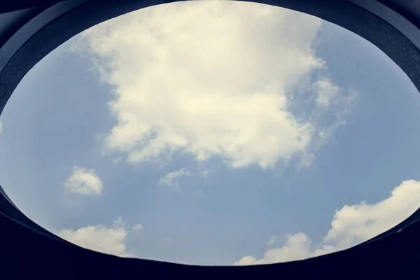 Nublado Cielo Azul Través Una Ventana —  Fotos de Stock