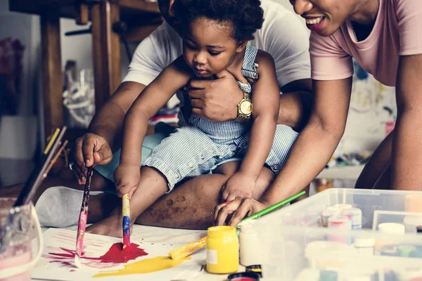 Afrikansk Härkomst Pappa Lära Sitt Barn Att Måla — Stockfoto