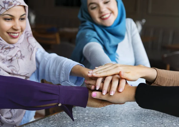 Mujeres Islámicas Felices Vistiendo Hijab Tomados Mano Concepto Equipo — Foto de Stock