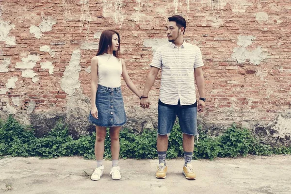 Asiatisches Paar Hält Die Hände Zusammen — Stockfoto