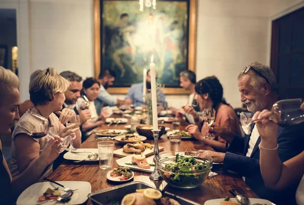 Група Різноманітних Друзів Вечеряють Разом — стокове фото