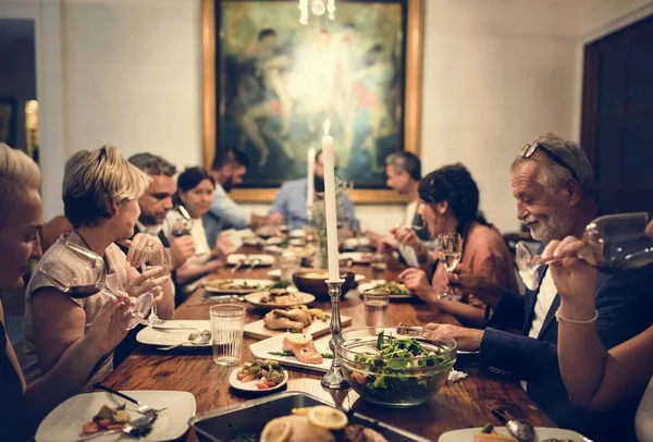 Gruppe Unterschiedlicher Freunde Isst Gemeinsam Abend — Stockfoto