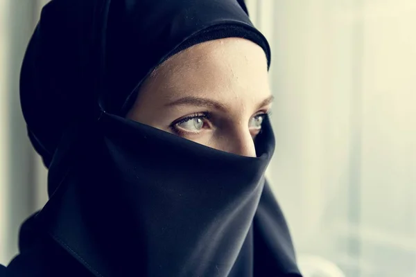 Lähikuva Islamilainen Nainen Muotokuva — kuvapankkivalokuva