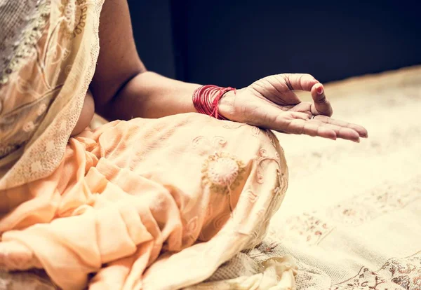 Een Meditating Indiase Vrouw — Stockfoto
