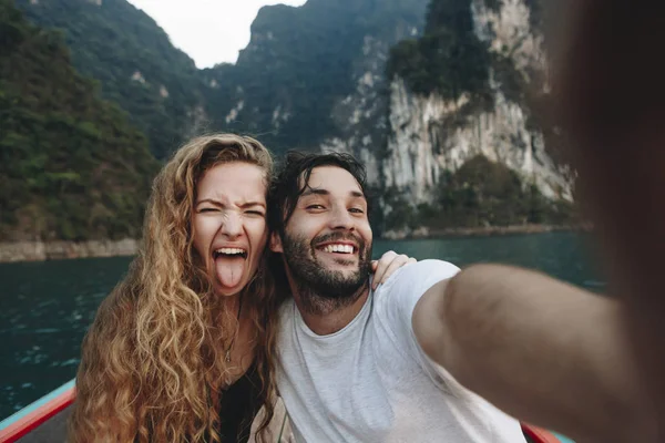 Pár Figyelembe Selfie Longtail Hajóval — Stock Fotó