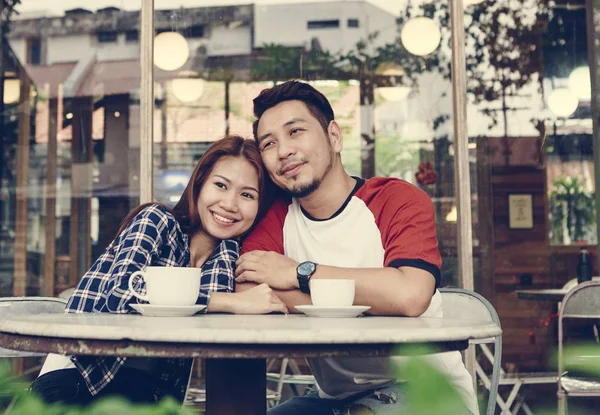 Schöne Asiatische Paar Mit Kaffee — Stockfoto