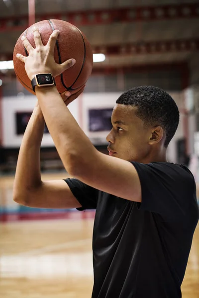 Adolescente Afroamericano Concentrado Jugar Baloncesto — Foto de Stock