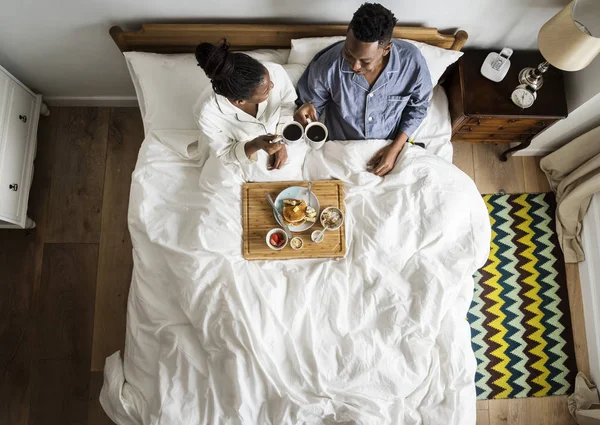 Pareja Afroamericana Cama Desayunando Cama —  Fotos de Stock